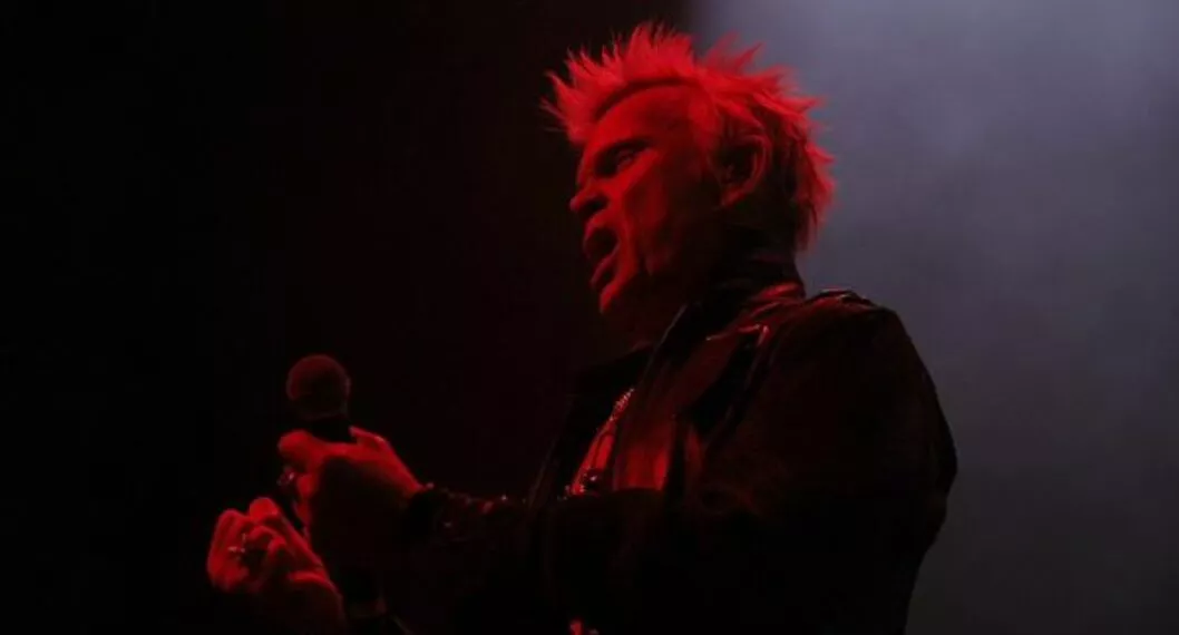 Billy Idol, leyenda británica del punk. en concierto