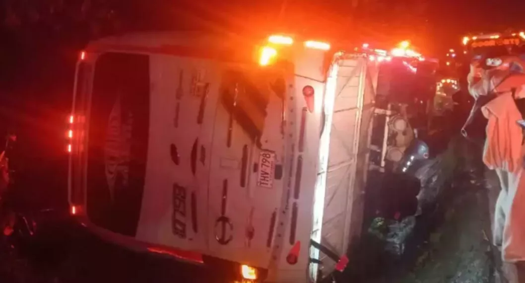 Bus de servicios especiales se volcó en vía de Cartagena-Medellín. Las autoridades reportaron un total de 14 heridos, que fueron llevados a clínicas. 