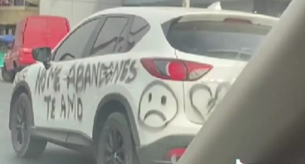 Así quedó pintado un carro en Perú, por una pareja aparentemente tóxica.