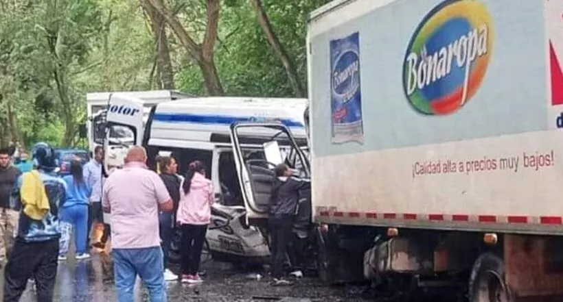 Accidente en el Huila: choque entre camión de D1 y bus de  Coomotor; 8 muertos