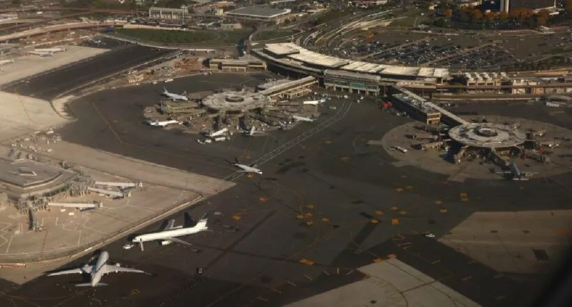 Foto de aeropuerto de Newark a propósito de cuántos vuelos se vieron afectados en EE. UU. por falla del NOTAM
