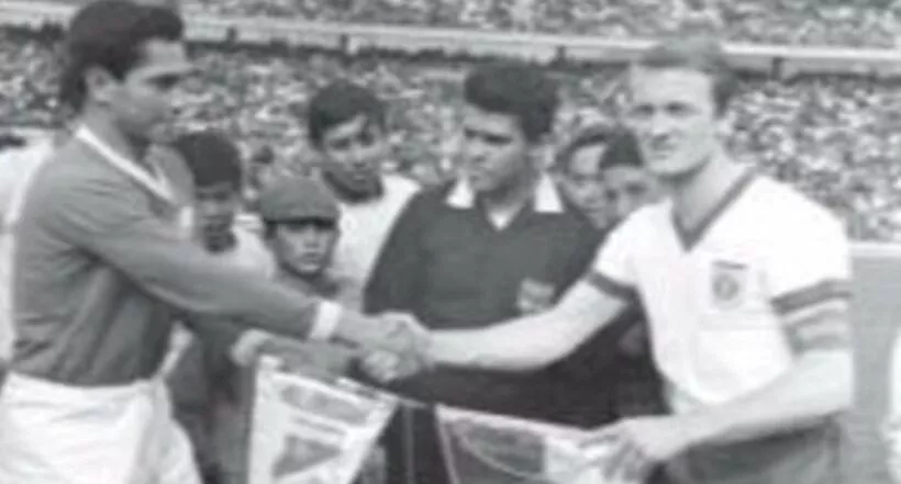 Foto del Bayern Múnich y Millonarios en 1968, a propósito del partido que jugará el equipo colombiano contra Hertha Berlin.