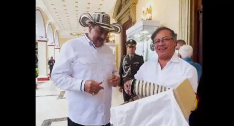 Gustavo Petro se emocionó con regalos que le dio a Nicolás Maduro en su visita a Venezuela. El mandatario le obsequió un sombrero vueltiao.