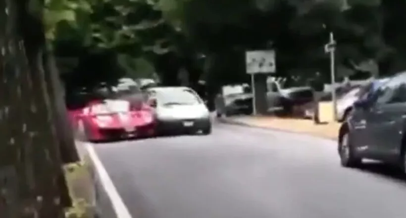 Viralizan video de estrellada entre Twingo y Ferrari, ¿cuál aguantó más el golpe?
