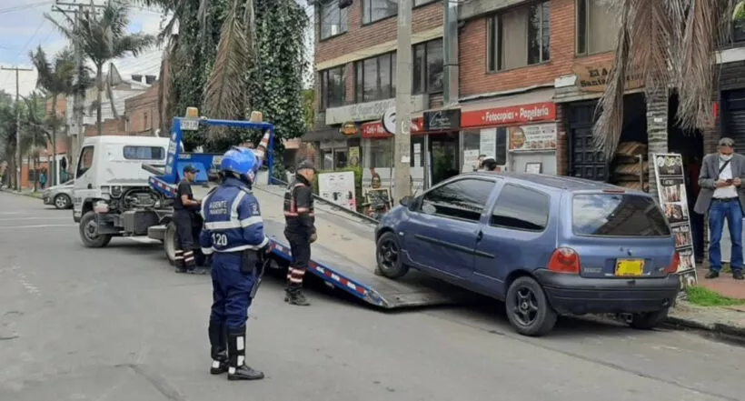 Alcaldía de Bogotá se unió a la tendencia de la tiradera de Shakira a Piqué y le cayó a los Twingo que están mal parqueados en la ciudad. 