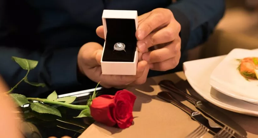 Mujer cuenta que su novio le pidió matrimonio; la hizo pagar la mitad del anillo