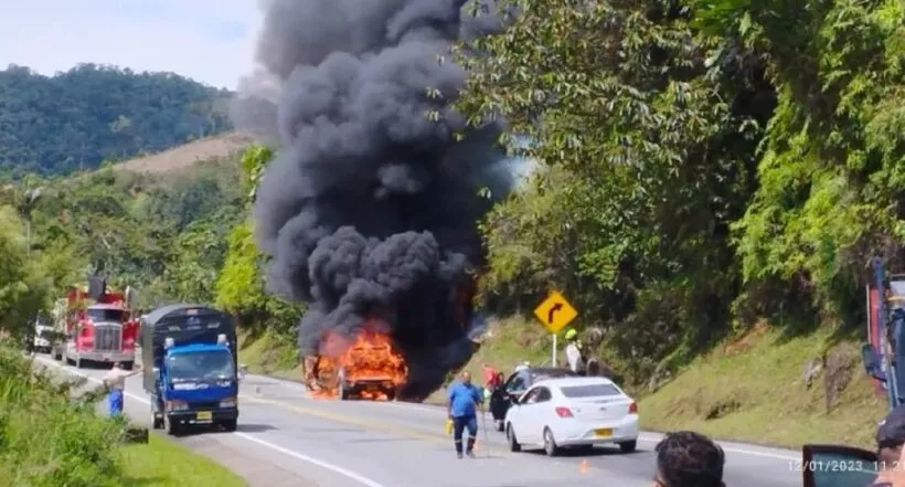 Vehículo se incendió en la autopista Medellín Bogotá por fallas mecánicas