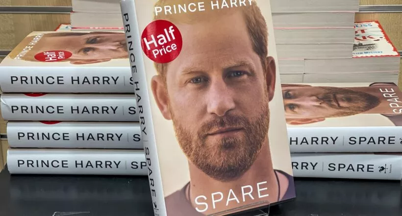 'En la Sombra', el libro del príncipe Harry en el que revela detalles de su vida en la monarquía, ya está a la venta en Colombia. 