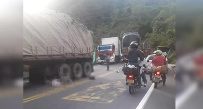 Motero perdió la vida al estrellar por detrás a una tractomula en la vía que conduce de Medellín a Bogotá, más exactamente en el municipio de San Luis. 