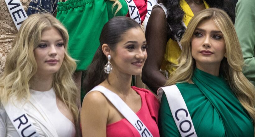 Candidatas de Miss Universo en nota sobre que Miss Ucrania se alejó de Miss Rusia