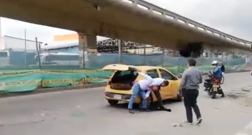Ciudadano narró dura pelea entre taxista y conductor de SITP; uno quedó tendido en la vía