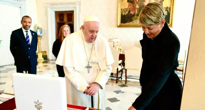 Verónica Alcócer acapara críticas por sus constantes viajes con el dinero de los colombianos; entre ellos, la visita al papa Francisco.