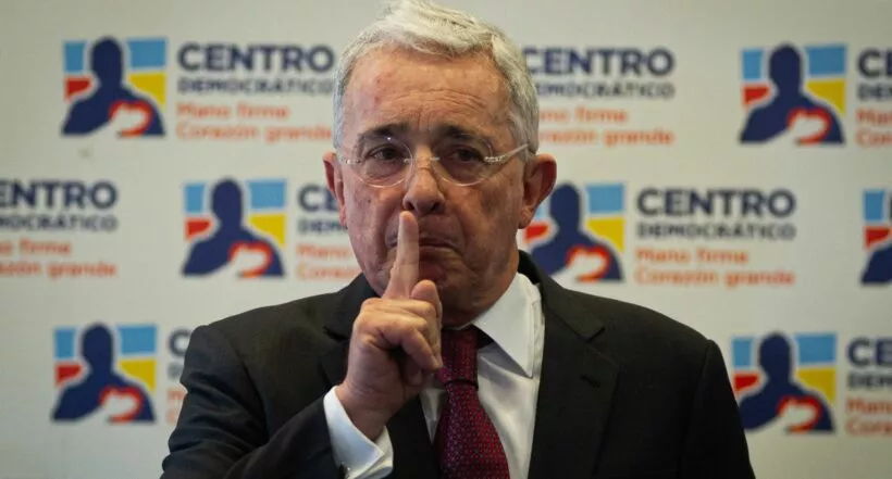 Álvaro Uribe expresó su rechazo a los despidos masivos que se registran en el Ministerio de Salud desde la llegada de Carolina Corcho.