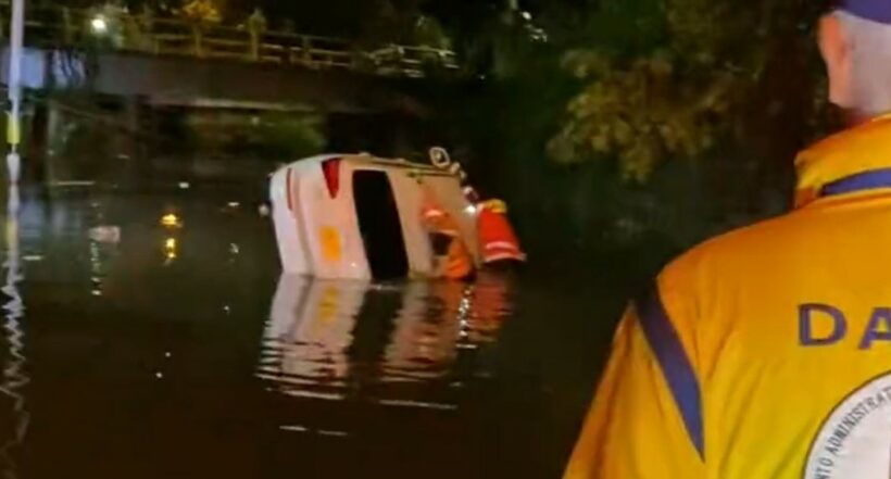 Medellín hoy: aparecen cuerpos de varias personas en un vehículo luego de fuertes lluvias.