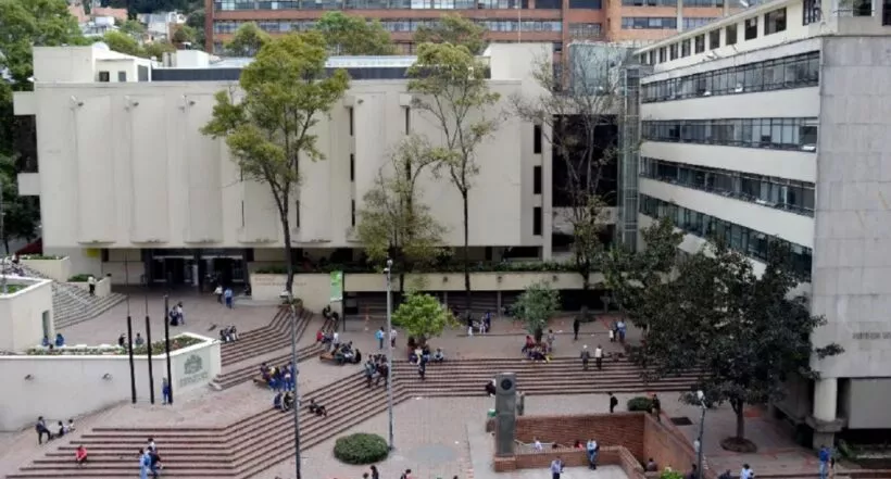 Cuáles son las universidades que más egresados han tenido en ministerios de Colombia.