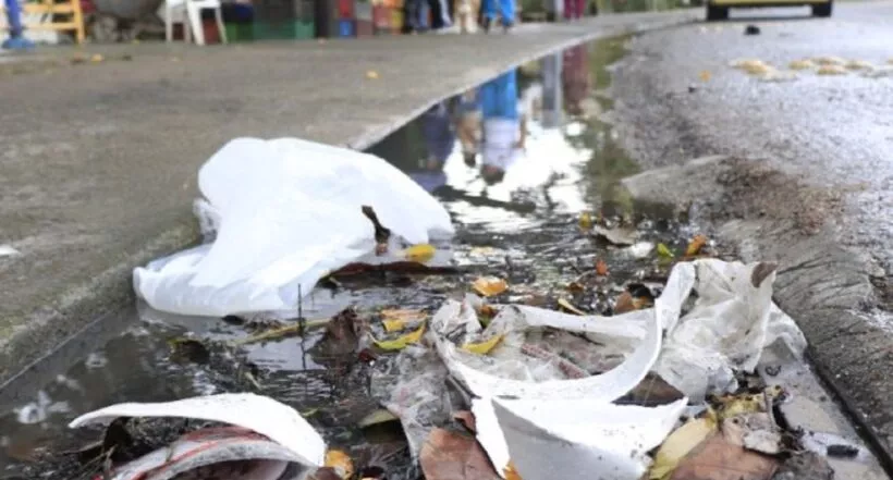 Cada vez que llueve, algunos habitantes del barrio Los Mártires salen a limpiar las rejillas del sector y así evitar una emergencia peor.