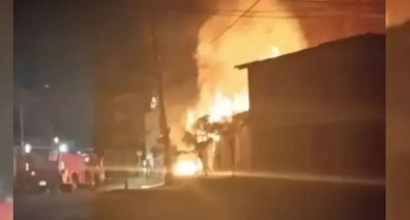 Antioquia: incendio en El Carmen de Viboral dejó pérdidas y un bombero lesionado