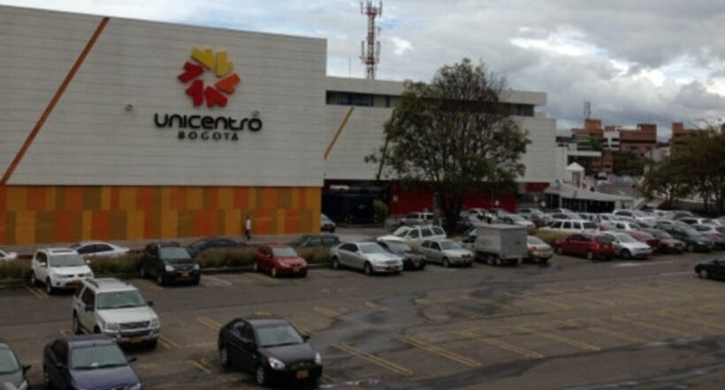Árbol cayó sobre carro con personas dentro del vehículo cerca al centro comercial Unicentro, en el norte de Bogotá. Autoridades aún no han llegado. 