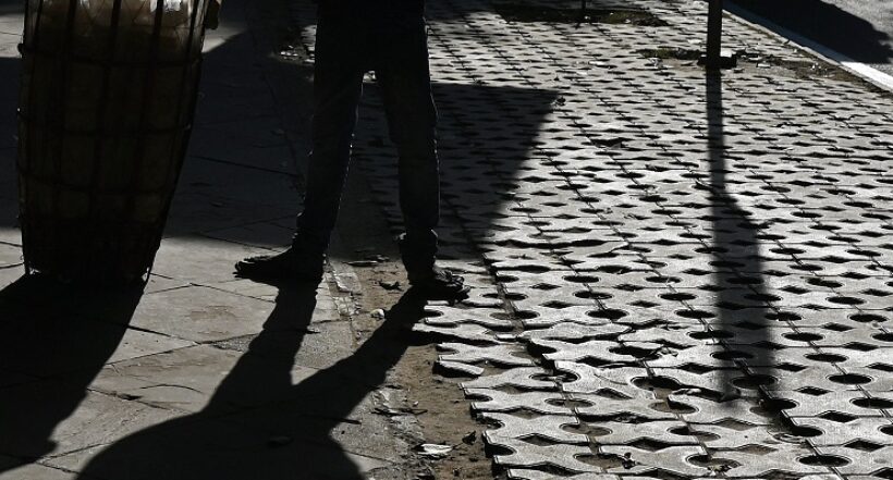 En Londres prueban "pintura antipipí" para que hombres no orinen en calle