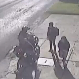 
[Video] Hombre encaró a ladrones en moto y les propinó dura golpiza; uno quedó muy mal
