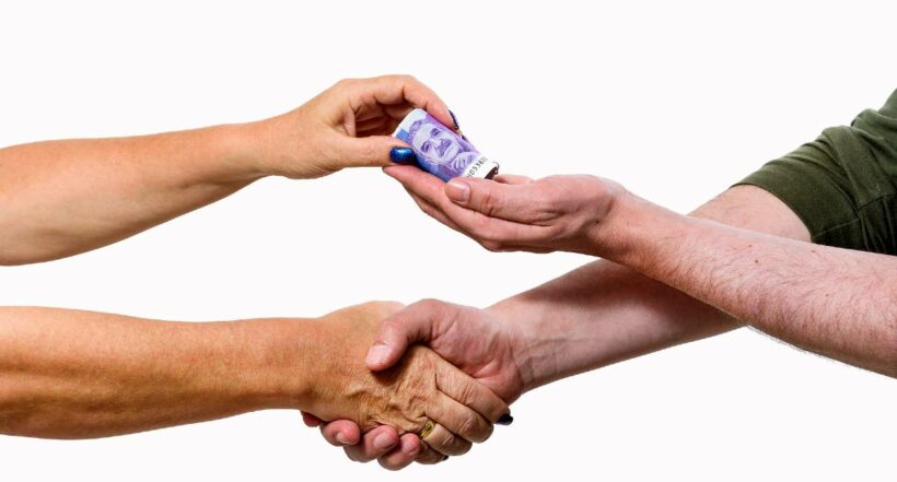 Foto de dinero en mano a propósito de de trabajos mejores pagos para practicantes en Colombia 2023