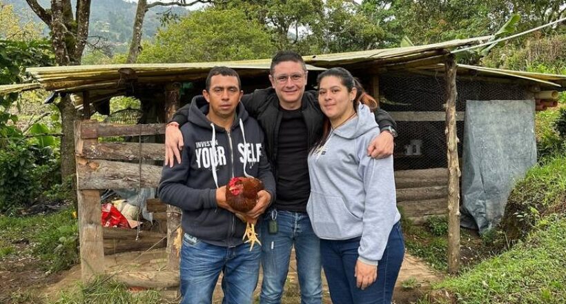 Familia, perdió 70 gallinas por globo con pólvora en Rionegro, recibió donación