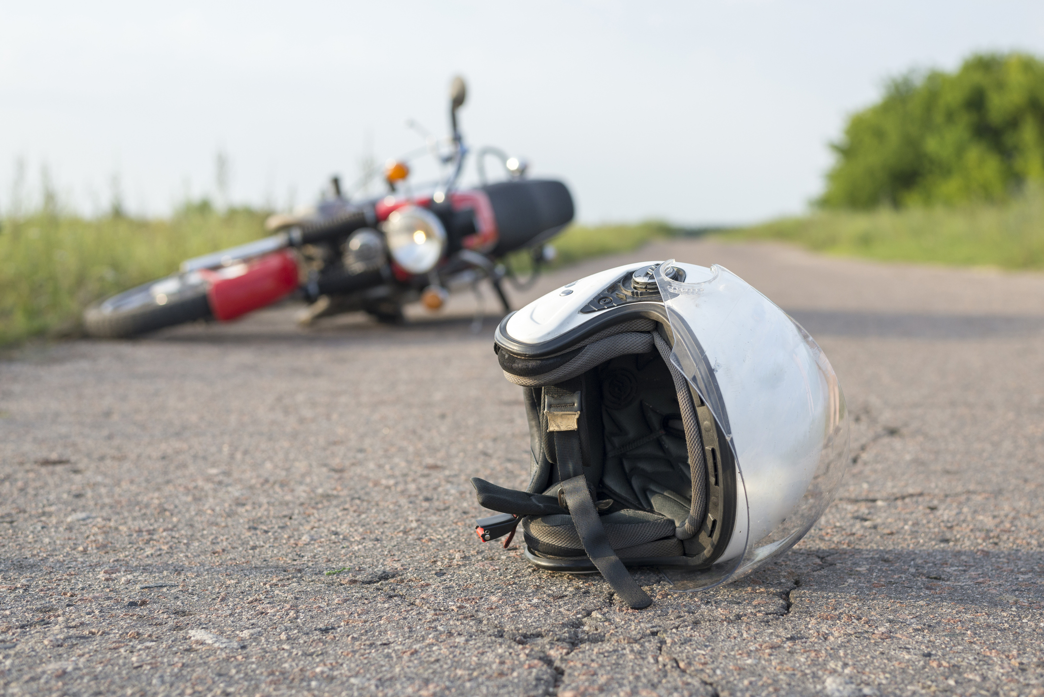 Mujer muere al caer a un abismo con su hijo por un accidente de moto