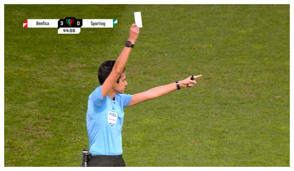 Jueza sacó la primera tarjeta blanca de la historia en partido de fútbol: ¿qué significa?
