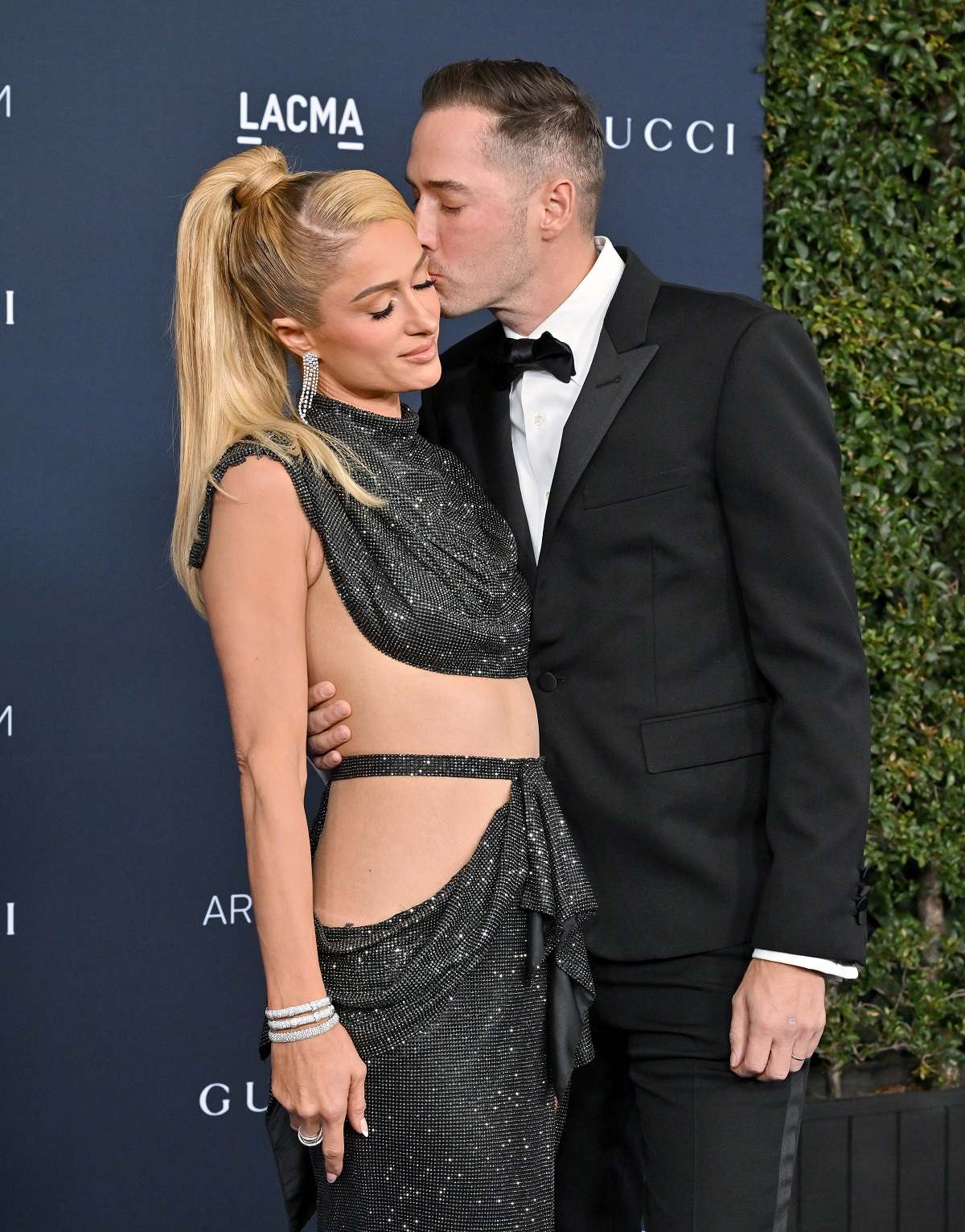 Paris Hilton y su esposo, Carter Reum, cuyo hijo ya nació y corazón azul habría confirmado que es niño.