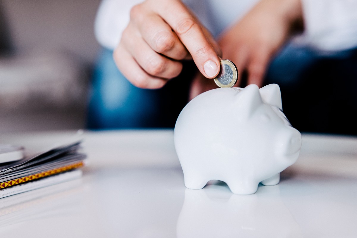 Persona ahorrando dinero a propósito de los consejos de expertos para reducir sus gastos y aumentar sus ahorros. 