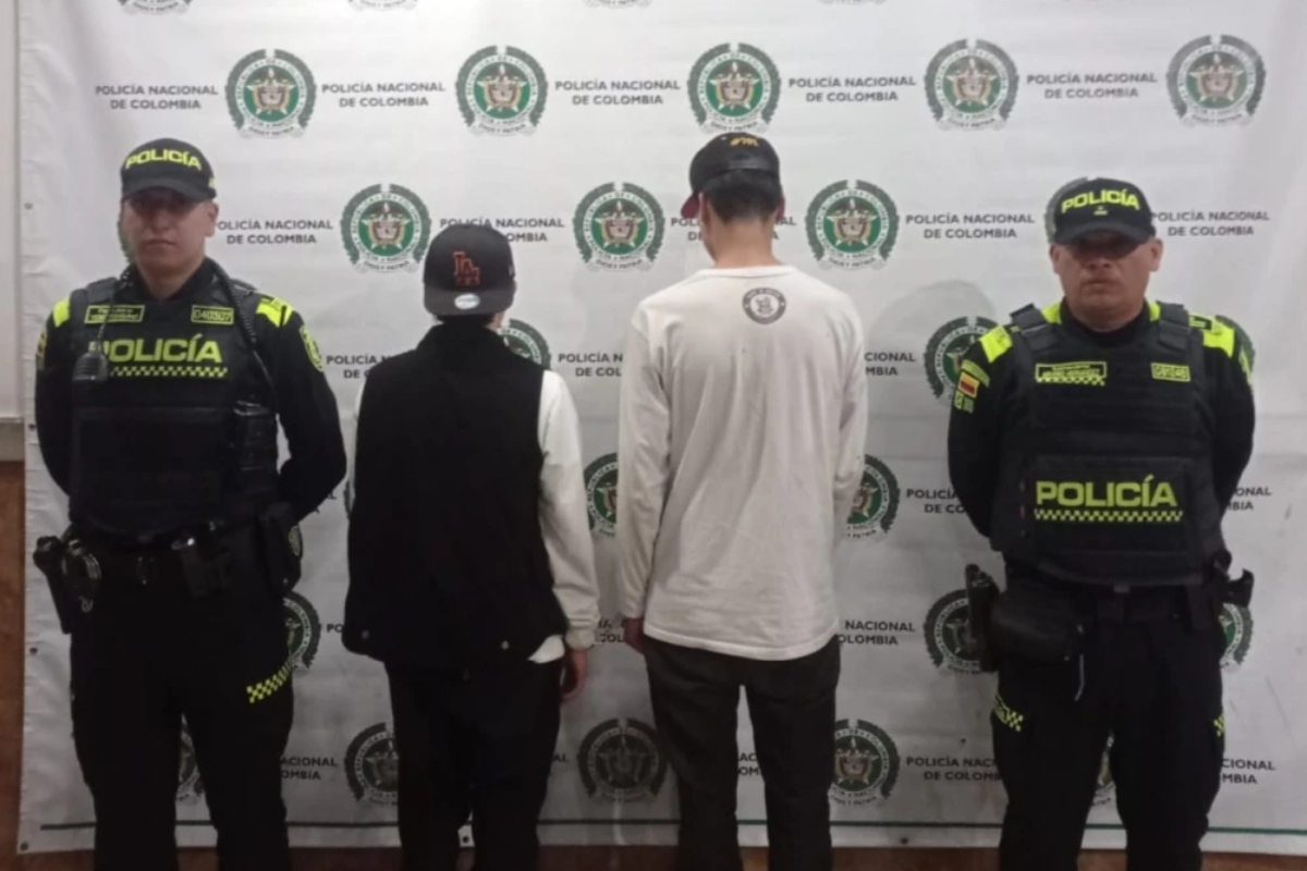 Taxista fue robado y apuñalado por dos menores de 16 años en Bogotá, quienes fueron capturados por la Policía Nacional. 