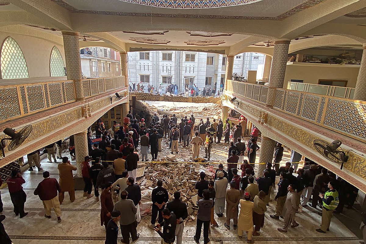 Más de 25 muertos y al menos 120 heridos en ataque a mezquita en Pakistán