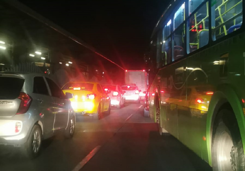 Trancones en la calle 26 de Bogotá por el bloqueo en el acceso del Aeropuerto El Dorado la noche del 30 de enero del 2023.