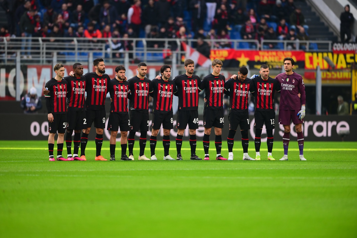 MILAN, ITALY - JANUARY 29: AC Milan players look on prior to the Serie A match between AC MIlan and US Sassuolo at Stadio Giuseppe Meazza on January 29, 2023 in Milan, Italy. (Photo by Andrea Bruno Diodato/DeFodi Images via Getty Images)