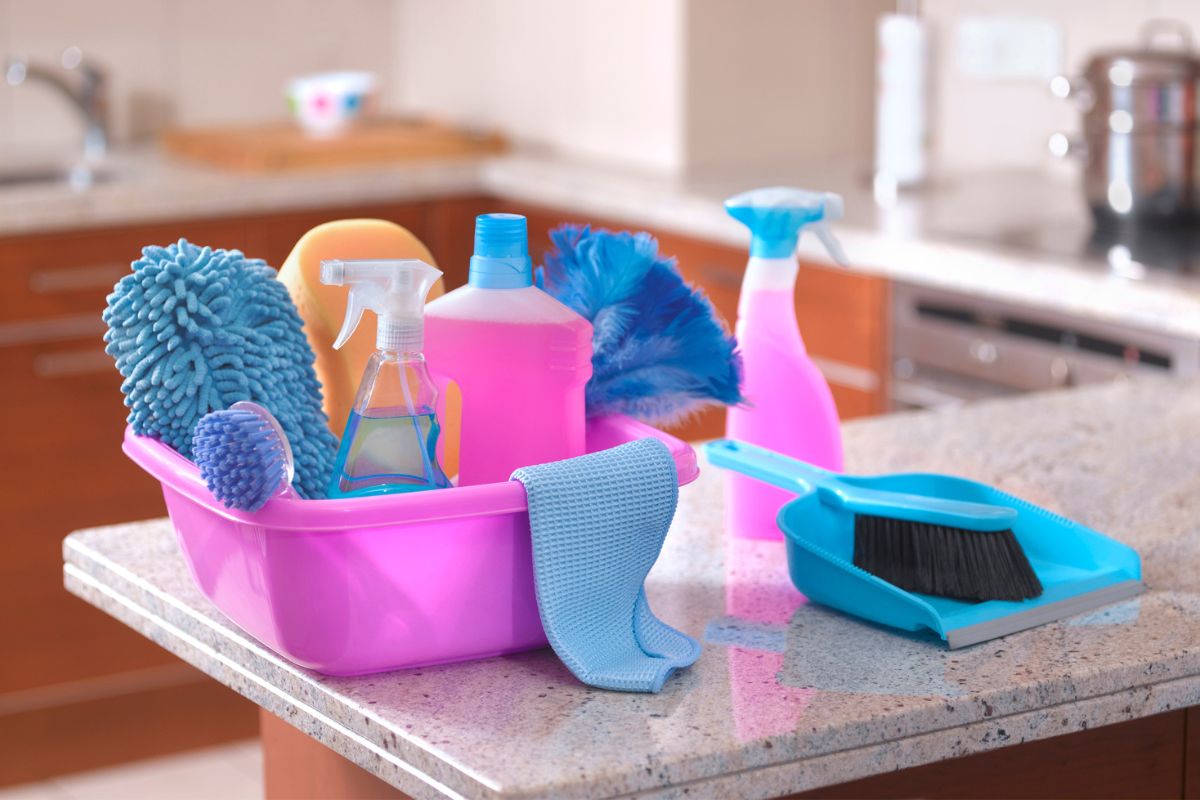 Productos de limpieza a propósito de cómo hacer un aseo general a la casa al empezar febrero.