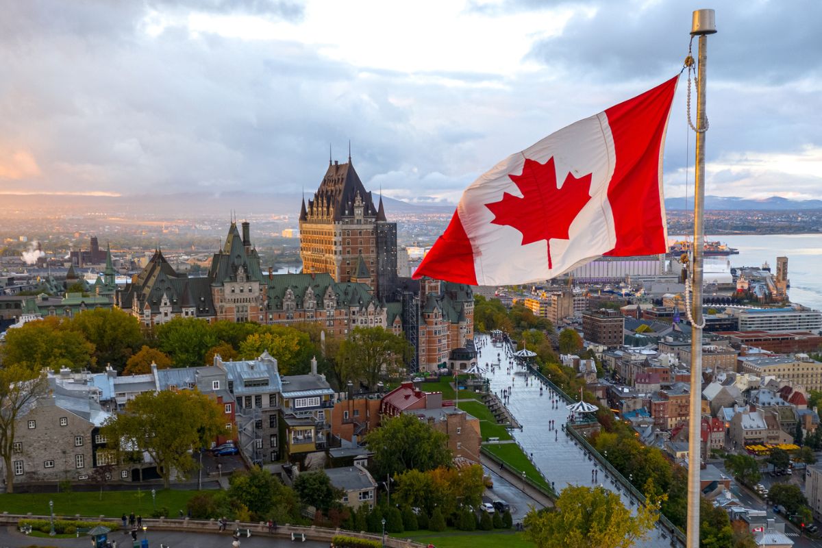 Foto de bandera de Canadá a propósito de plan piloto para despenalizar consumo de drogas fuertes