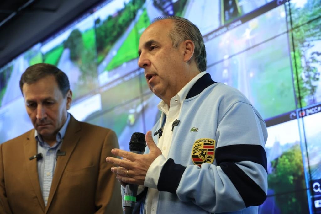 El ministro de Transporte, Guillermo Reyes, criticado por su vestimenta y sus dichos sobre el metro de Bogotá.
