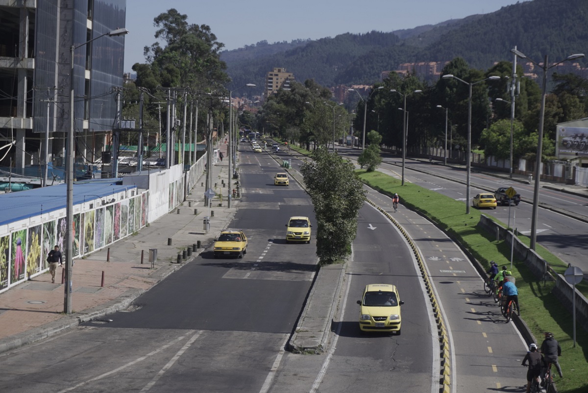 Las calles de Bogotá el día sin carro y sin moto, principalmente con taxis.