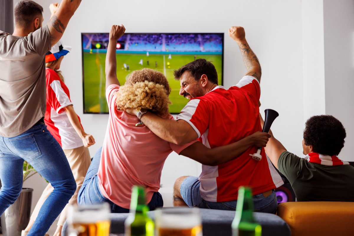 Personas viendo fútbol a propósito de la programación deportiva del viernes 3 de febrero. 