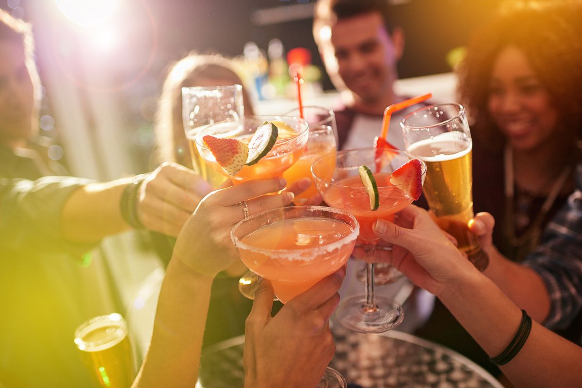 Personas tomando alcohol a propósito de los datos curiosos que no conocía sobre el alcohol.