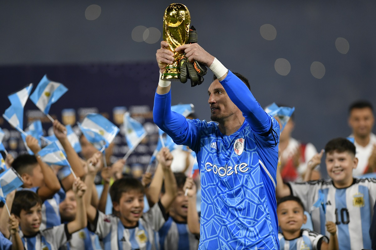 SANTIAGO DEL ESTERO, ARGENTINA - JANUARY 28: Franco Armani of River Plate holds a FIFA World Cup Trophy replica as part of a tribute of Liga Profesional de Fútbol to the Argentine national team for winning the FIFA World Cup 2022 prior a match of Liga Profesional 2023 between Central Cordoba and River Plate at Estadio Madre de Ciudades on January 28, 2023 in Santiago del Estero, Argentina. (Photo by Hernan Cortez/Getty Images)