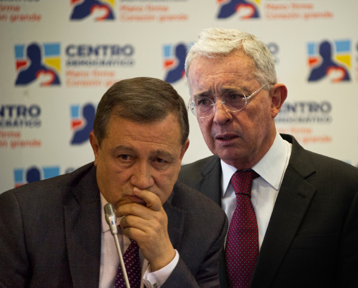 Álvaro Uribe y Ernesto Macías, que renuncia a Centro Democrático y denuncia maltrato en el partido, según Semana.