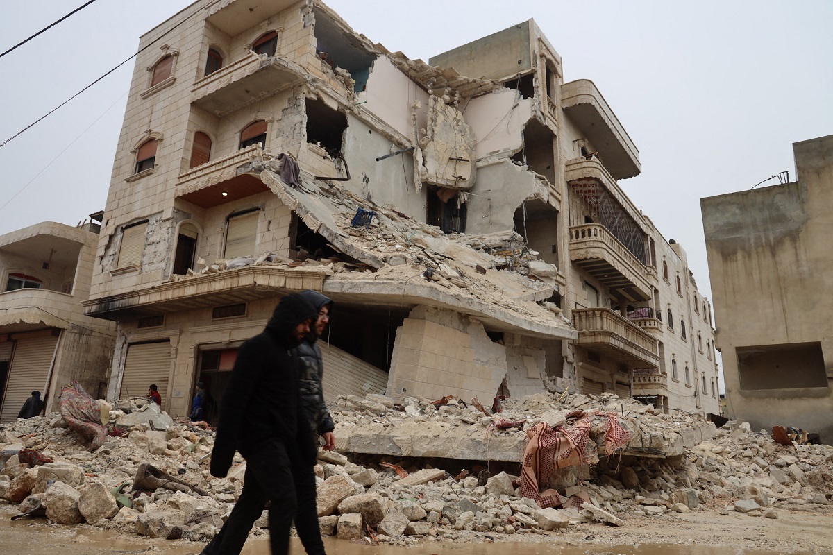 Son más de 1.200 los muertos por terremoto que sacudió a Turquía y Siria