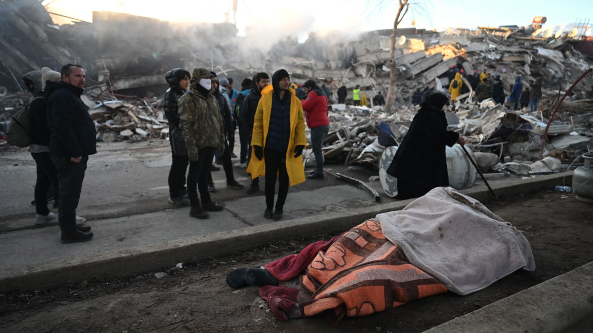 Muertos en Turquía y Siria ya superan los 6.000; heridos los 30.500.