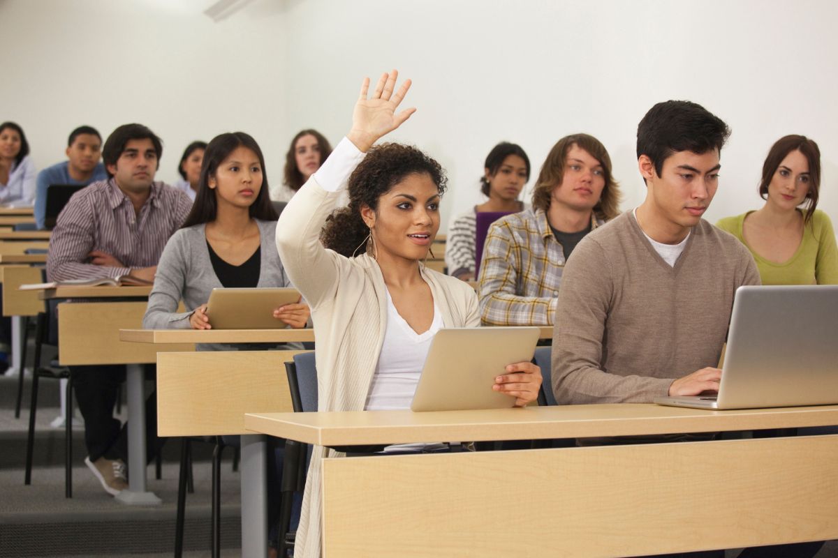 Foto de contexto de estudiantes a propósito de si pueden o no estudiar indocumentados en EE. UU.