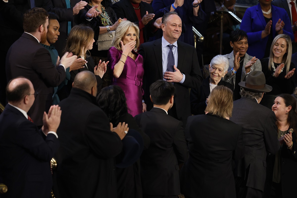 Jill Biden y Doug Emhoff, esposo de Kamala Harris, se besan en discurso de Joe Biden sobre el estado de la Unión. 