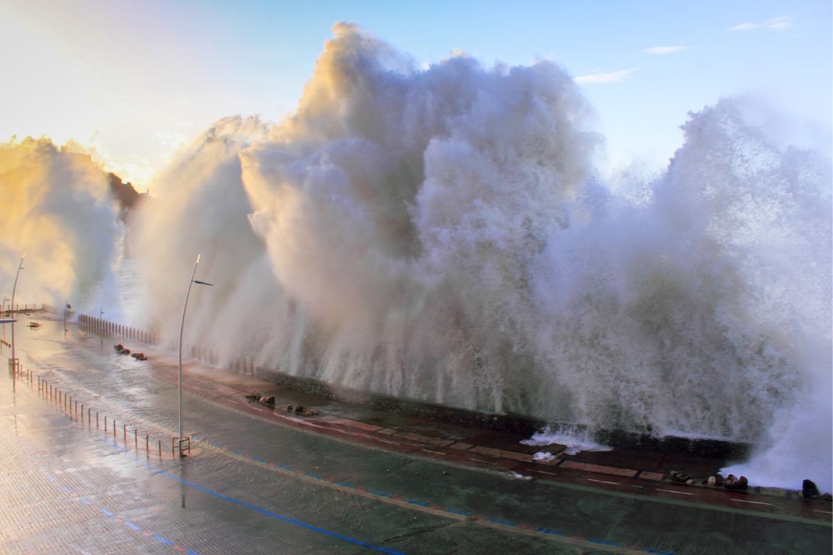 Foto de tsunami a propósito de qué es el tsunami sin mar que puede afectar a 4 países