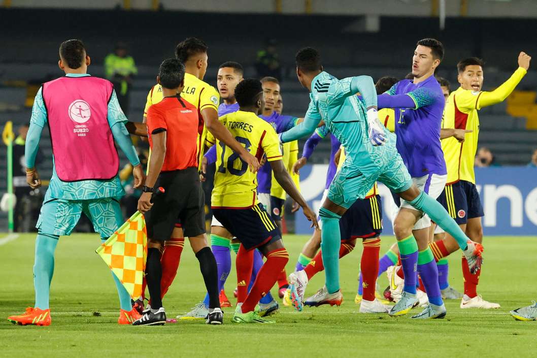 Foto de agarrón de Colombia y Brasil, en nota de Selección Colombia Sub-20: pillan gesto reprochable de brasileño y hubo agarrón