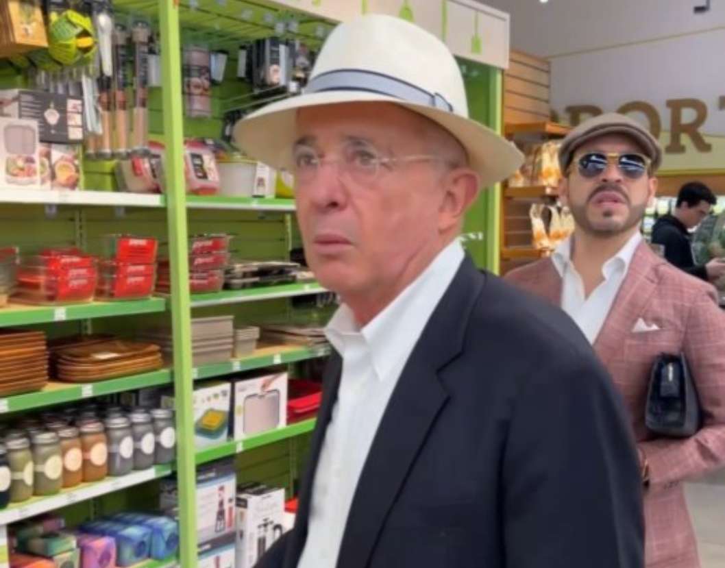 Foto de Álvaro Uribe, en nota de Álvaro Uribe apareció en supermercado de sorpresa: provocó reacciones (video)