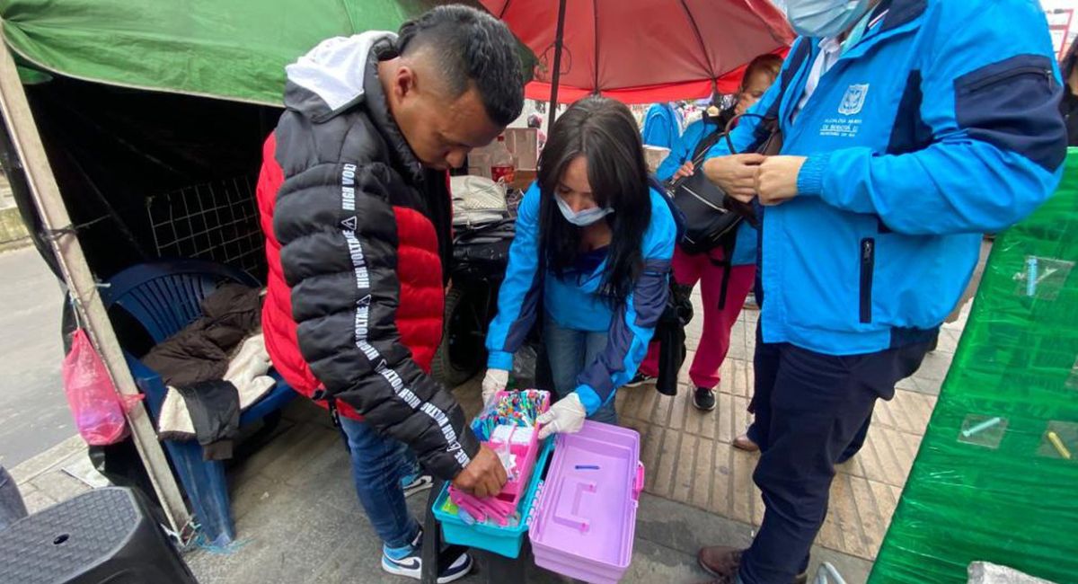 El odontólogo que ponía brackets en San Victorino se quedó sin consultorio, pues le incautaron los elementos que usaba en La Mariposa, Bogotá.